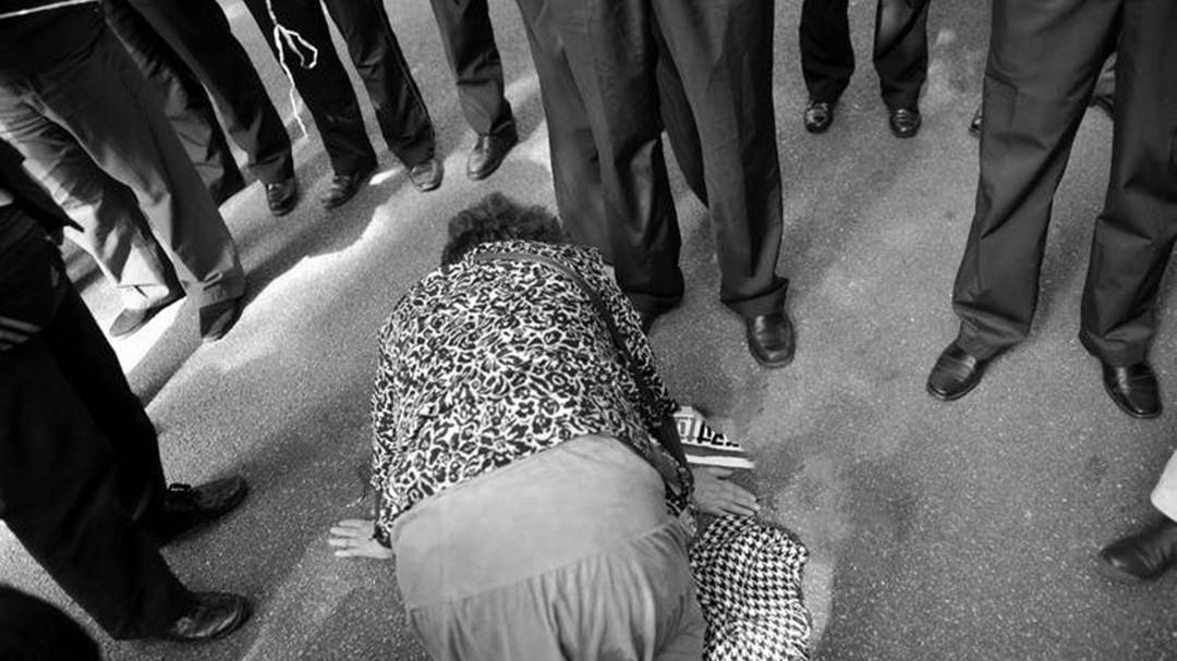 1999年，为擒杀子狂徒她装疯子扮“小姐”辗转万里，母爱感天动地