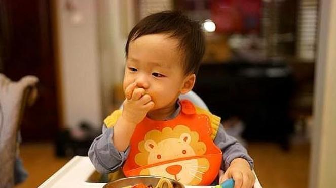 长期喂饭坏处多！到了这个月龄，就不要全程喂了，当心对孩子不好