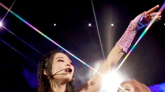 衣服小到走光，肚子上赘肉明显，韩国女星Jennie演出服再惹争议