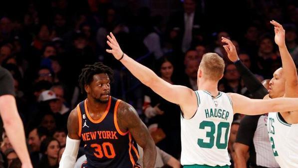 爆冷掀联盟第一人！两个湖人放弃了扎心的绿军，雄鹿收礼卧胜攀登