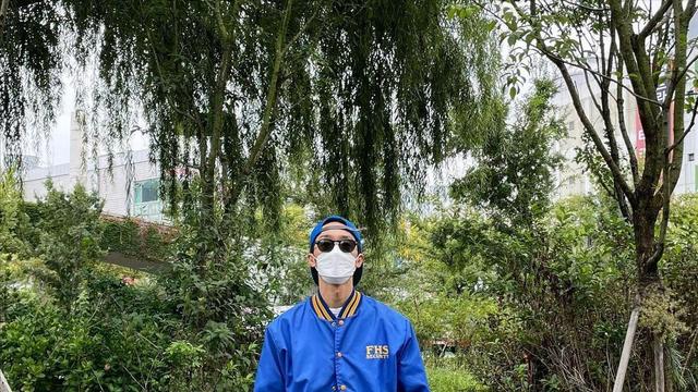 今年早春“棒球夹克”流行这样穿，潮人喜欢搭这4条裤子