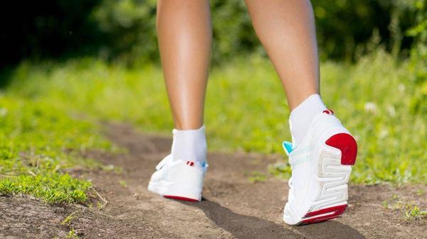 走路快与慢，究竟哪种更长寿？提醒：走路过程中还需注意这4点！