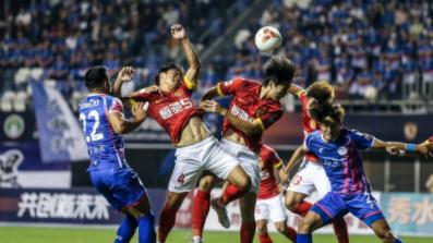 广东德比，广州队半场2-0东莞莞联，李铁战术调整得当