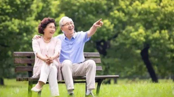 80岁老夫妻被儿子撞见行房，儿子气得要断绝关系，儿媳说了一句话