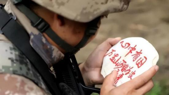 1986年傅全有视察墨脱时，发现300名解放军都没穿军装，为何？