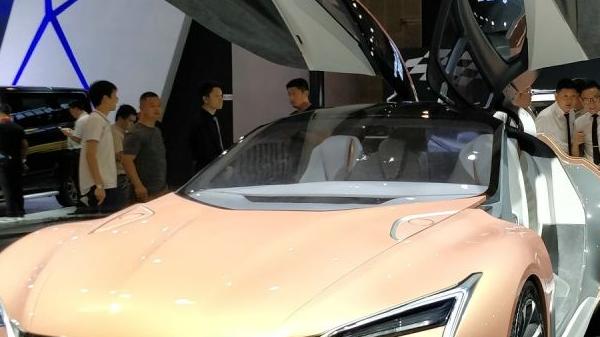 极流汽车，追求极致流线型设计的汽车，采用最先进的气动外形设计