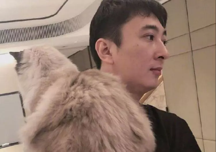 太接地气！王思聪带美女路边吃铁锅炖大鹅，5人共消费200引争议！