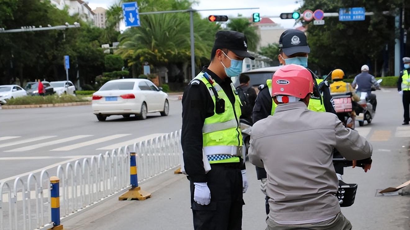 交警持棍当街击倒路过电动车，官方最新回应来了