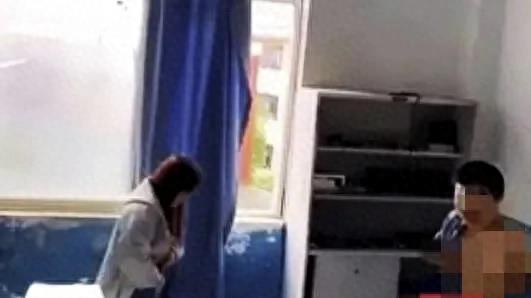 丢人！一情侣在老师办公室翻云覆雨，被老师抓现行，现场画面曝光！
