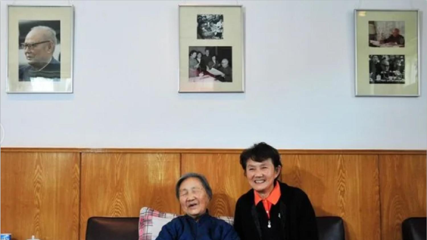 周总理的速记秘书，吴博，晚年时期照片：与女儿叶向真合影