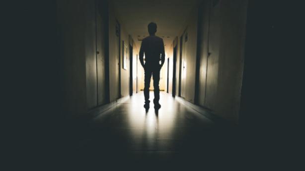 被卷进真实狼人杀，还在第一轮就被指控为凶手！为了100万奖金，我决定……