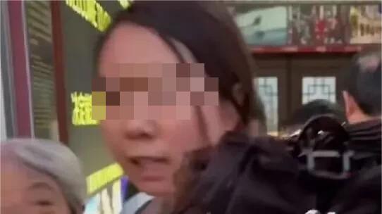 没有插队，那个男的还凶我，冤枉我，扯我！插队母女花式辟谣