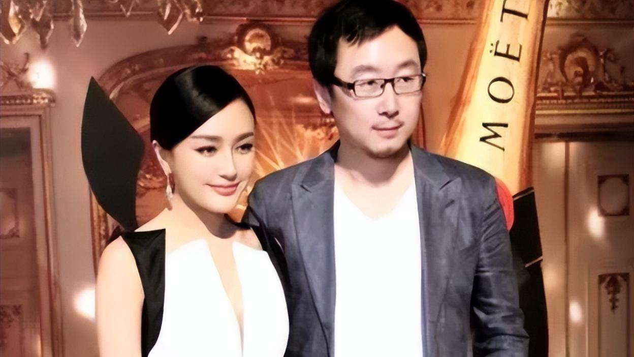 43岁秦岚街头拍戏，依然娇艳如花，大长腿小蛮腰是亮点