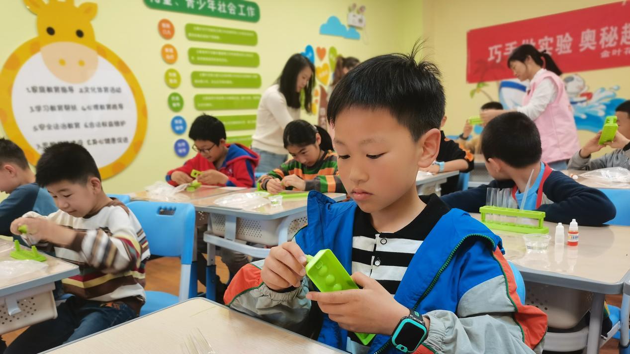 巧手做实验 奥秘趣无限