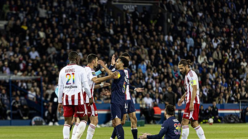 梅西再次遭遇巴黎主场球迷嘘声，被踢倒后引发双方冲突，阿什拉夫为他出头染红，有哪些信息值得关注？