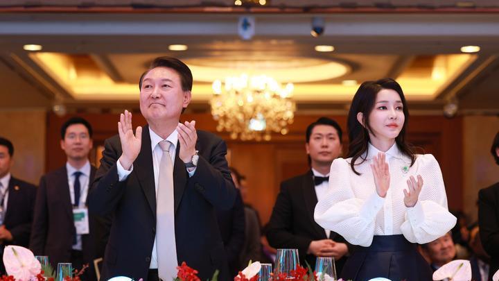 韩第一夫人换风格！穿泡泡袖亮相国宴美翻，还被其他总统轻抚小手