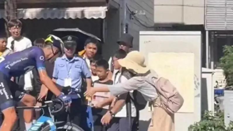 善意被夺走：孩子获赠杯子，女士抢夺，导致其孩子退群与转学风险