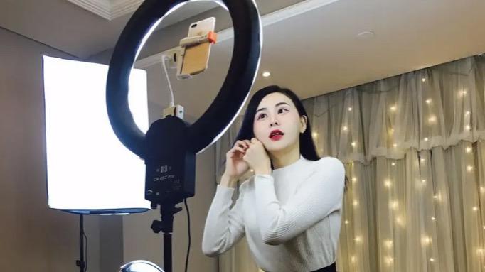 长得太好看会怎么样？我靠一张脸，一路火成了顶流，两名影帝还为我争风吃醋