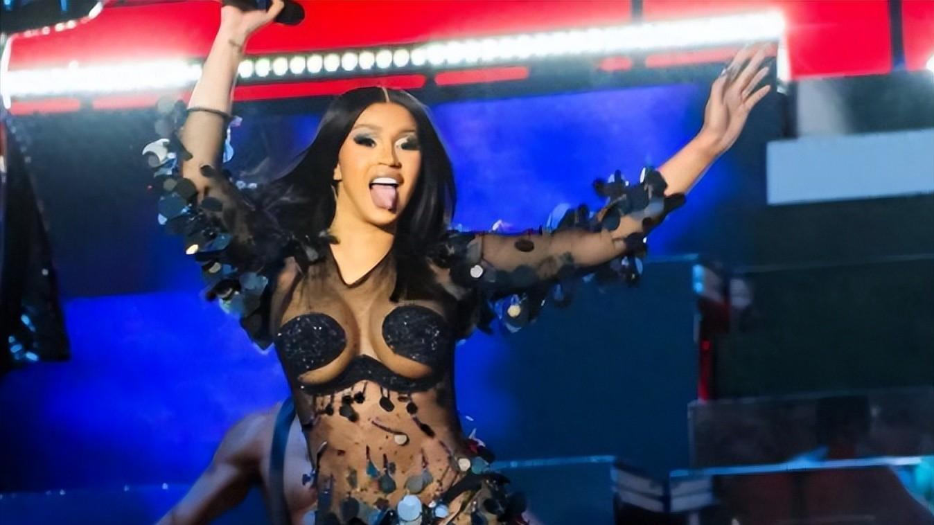 演唱会不穿内裤，与歌迷互动秀卫生棉条，为博眼球越来越“疯狂”