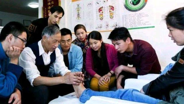 柳才久：中医反射疗法创始人，靠摸脚治病，获“一代宗师” 称号