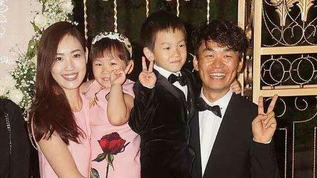 王宝强乘豪车带女友见儿女，俩娃身高猛长大变样，一路心事重重