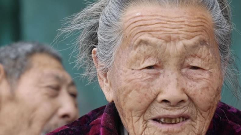 三个猴娃的母亲：近亲结婚生下猴娃，照顾58年，105岁苦苦支撑