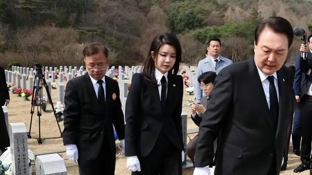 韩国第一夫人罕见穿黑西装亮相！戴白手套气场真强，脸依旧很嫩