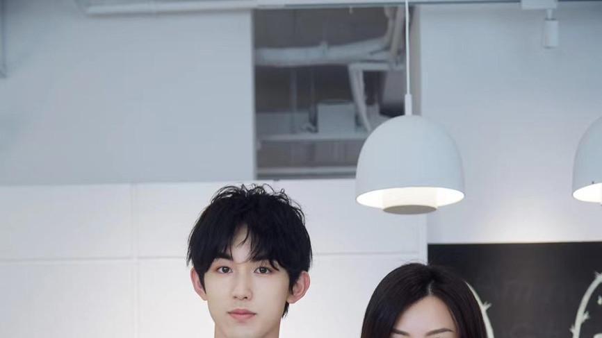 梅婷瘦出尖下巴？穿格子装同框刘孜，不仅高级感全无还满身网红气