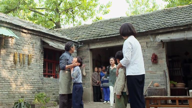 《俺娘田小草》-如此弟媳你见过吗？欺负完嫂子欺负侄子，连打带骂气走姥爷-第10集