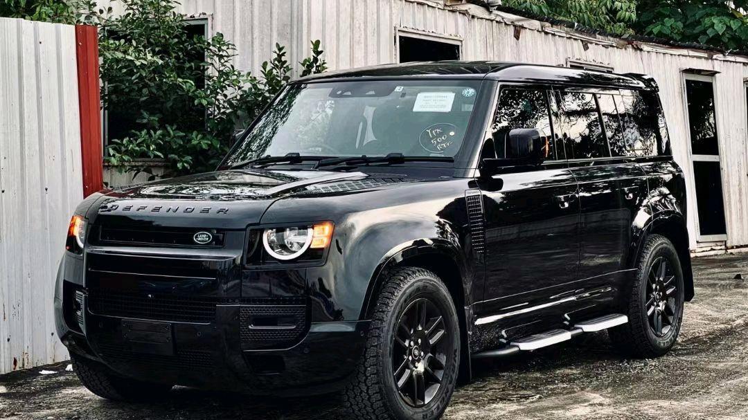 路虎卫士“黑骑士”来了，造型方正，炫酷霸气，柴油动力更澎湃