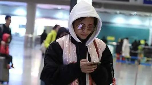 黑色丝袜搭配超短牛仔短裤，包文婧变身呆萌少女，网友：可爱！