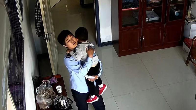 淄川公安：2岁萌娃走失辅警秒变“临时妈妈”
