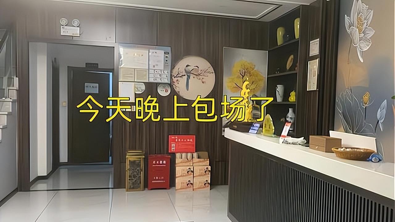 男子苦追女技师一年，晚上准备包场告白，店员：她早上刚离职!