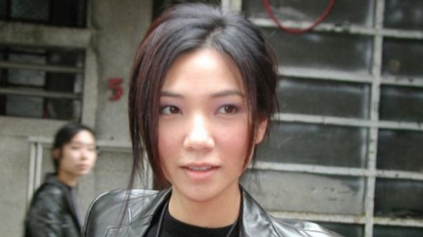 她是陈小春的前女友，娱乐圈中标准的才女，嫁给混血老公