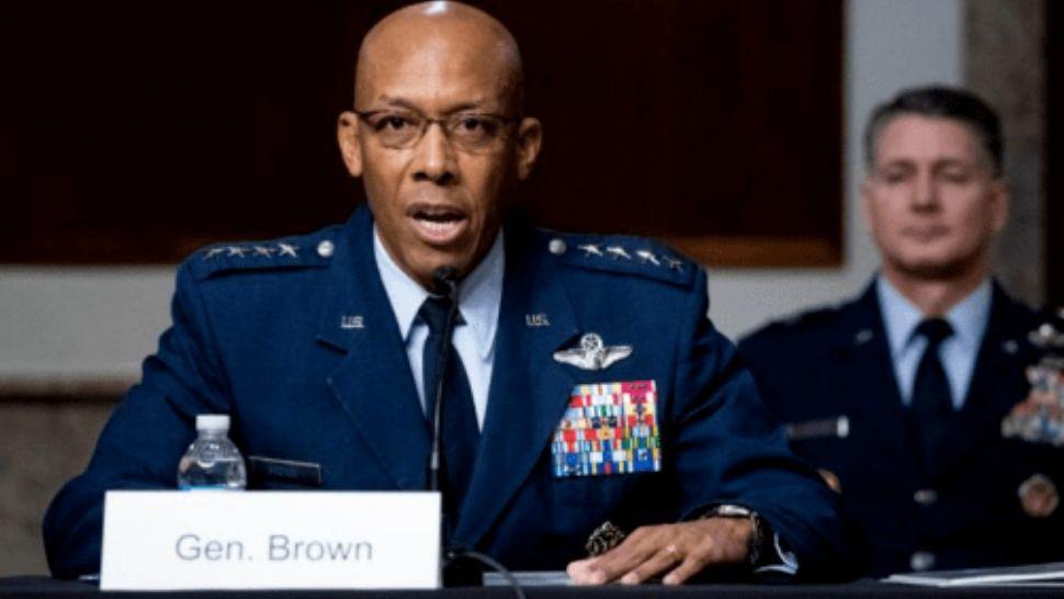 美军接连遭到两次警告，中美有场硬仗要打，好在中国手握三张王牌