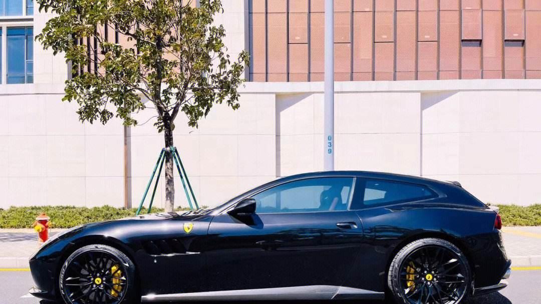 GTC4Lusso：四座家族跑车的实用奢华，法拉利实力诠释家庭与速度的完美结合。