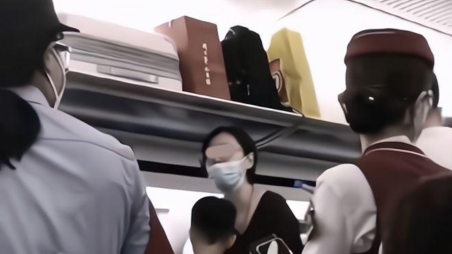 婴儿高铁上哭闹引发女子和宝妈对骂，网友：大人的吵架更加刺耳！