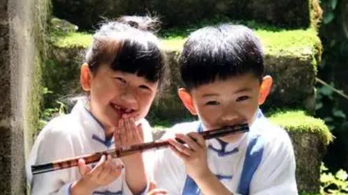 妻子辍学，我挣钱保妻子上大学，婚礼上有人议论我瞬间泪目！