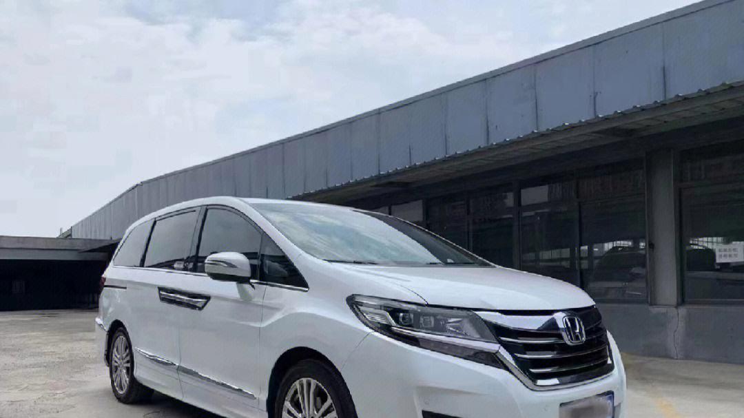 本田艾力绅的外观设计通常被认为是经典而时尚的