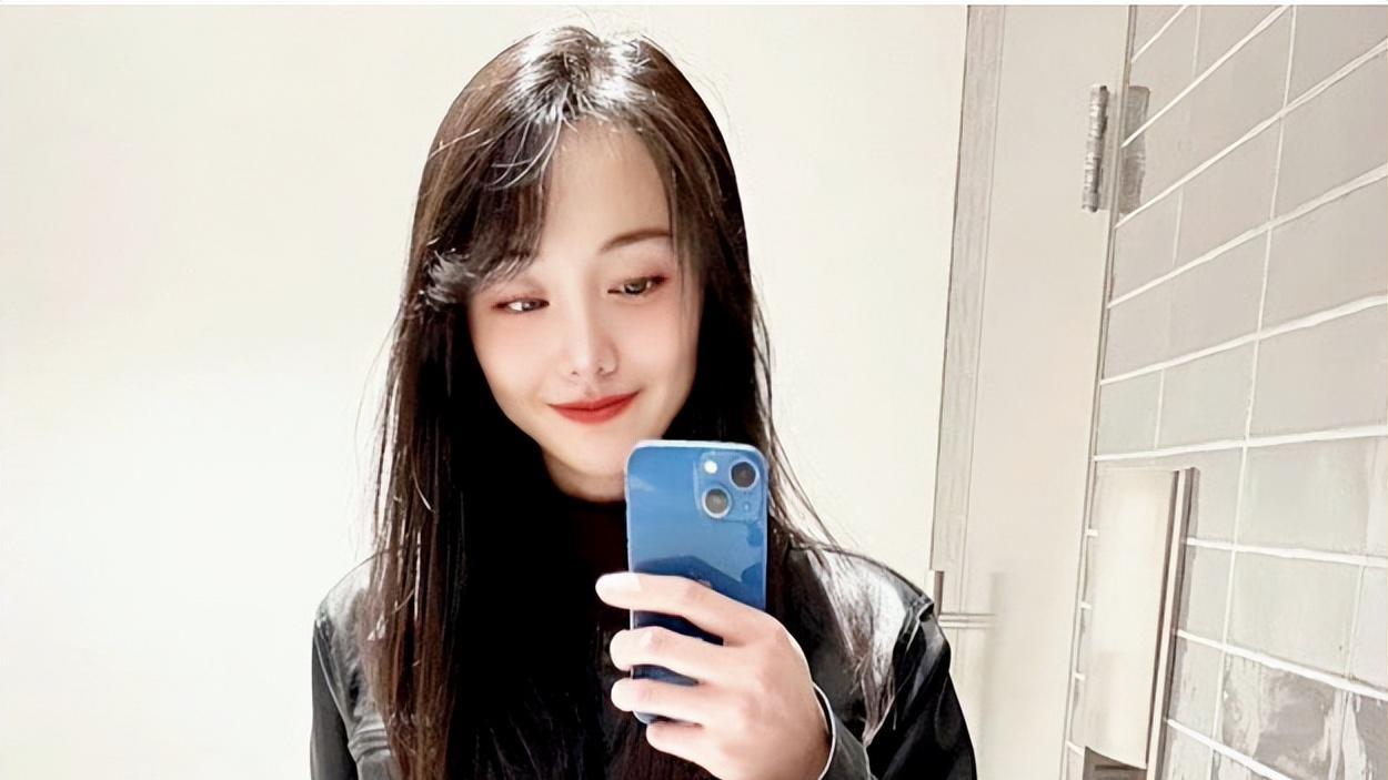 郑爽近日丑照曝光，被封杀3年后，她的现状令人唏嘘