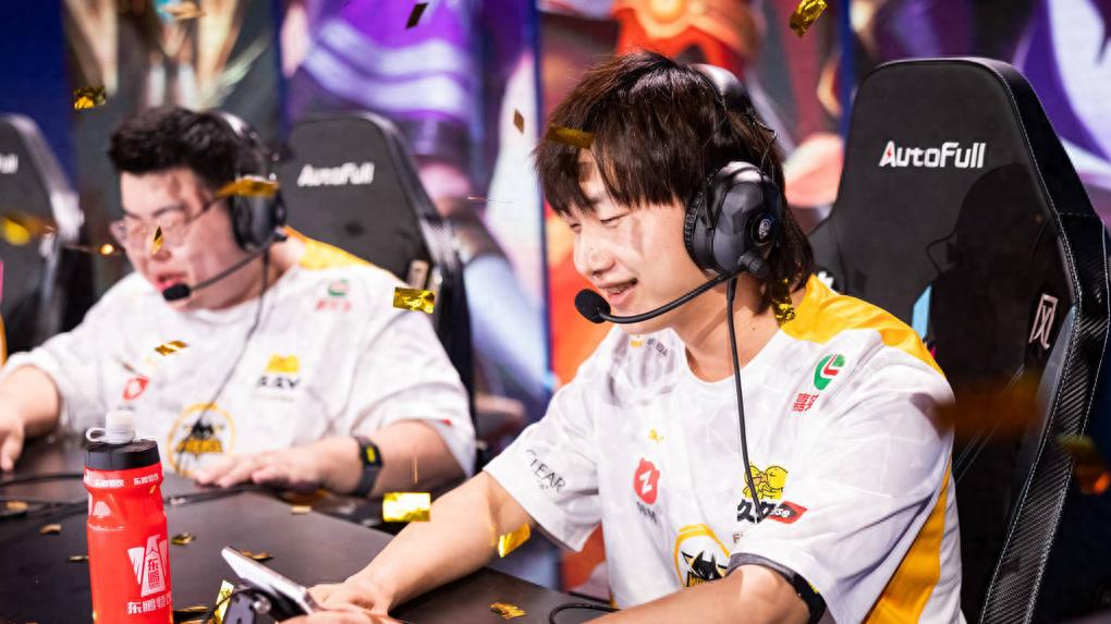 Fly打TTG赛前巅峰赛连掉百分，2200分比忆安还惨！老林可能会懵了