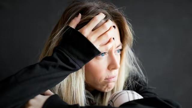 揭开男友的真面目，小丽的感情之路坎坷波折