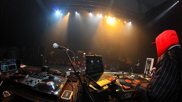 王力宏演唱会跪谢粉丝