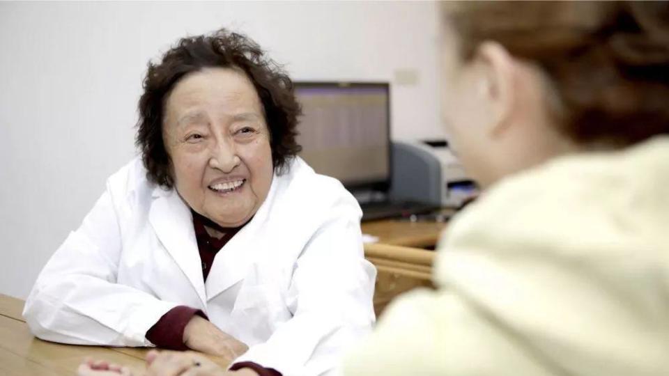 94岁国医柴嵩岩，精神矍铄，思维敏捷，她不花钱的养生秘诀送给你
