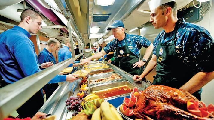 美国外债超26万亿美元，为啥还能养11艘航母？用的不是自家钱