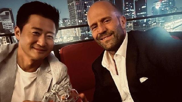 吴京和杰森斯坦森在外滩吃饺子