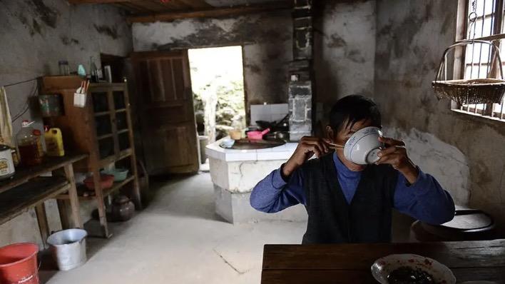 你知道什么叫「打生桩」吗？我们村卖「生桩」致富，却越卖越惨……