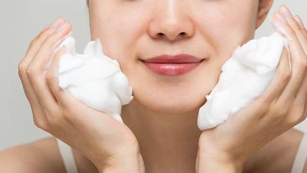 男人皮肤黑用什么洗面奶好