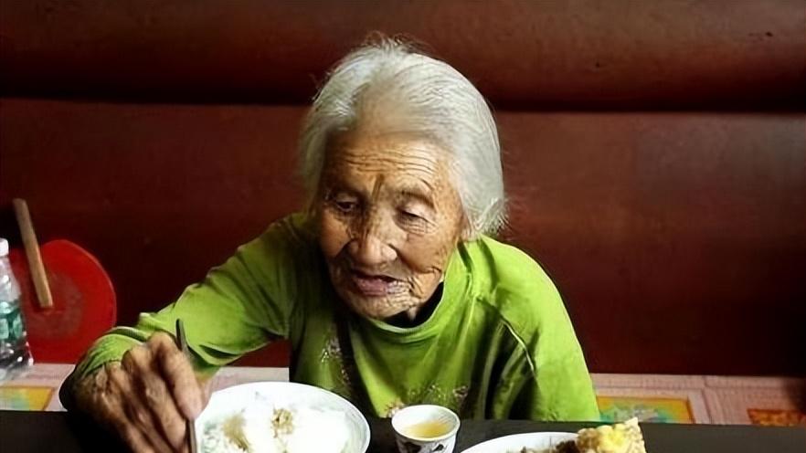 山楂|人老了饭量大和饭量小，哪种更长寿？研究显示：可能是饭量大的人