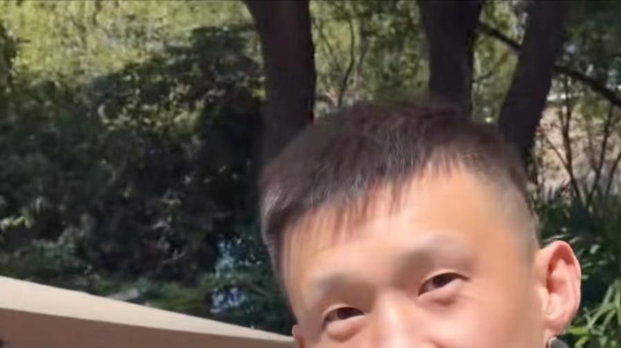 周鹏拥千万豪宅！三层别墅很亮眼，妻子开百万豪车，亮相广东男篮